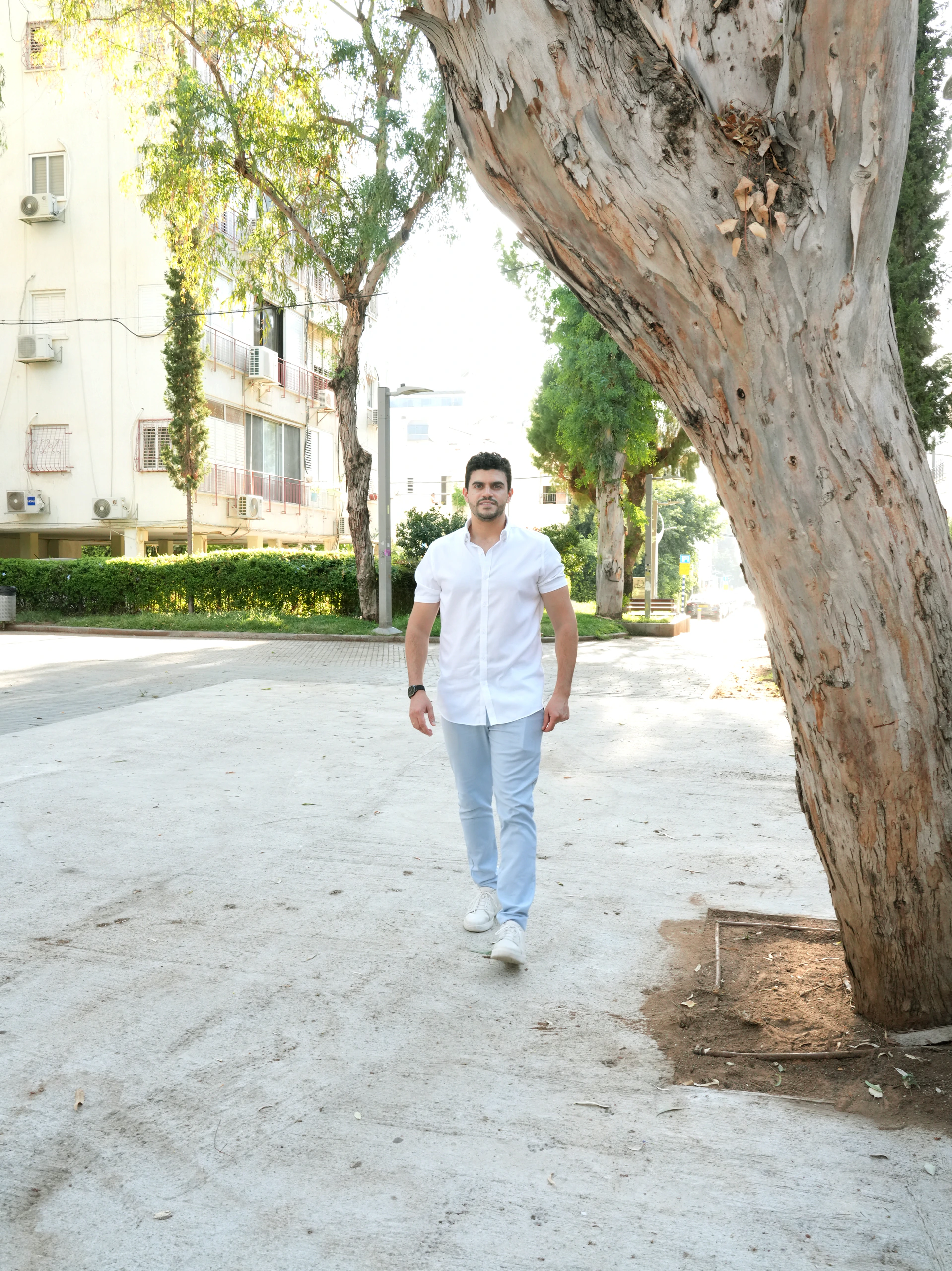 אבי נינו ברחוב בשכונת אגרובנק בחולון